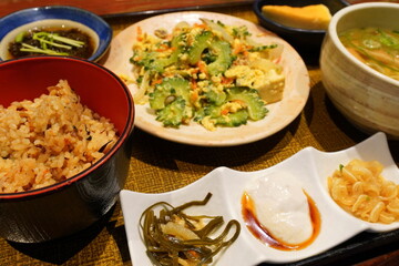 沖縄料理と島酒なんちち食堂